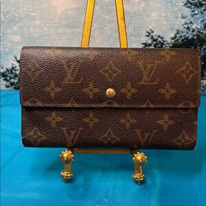 Louis Vuitton International long wallet in the iconic monogram coated canvas VGC